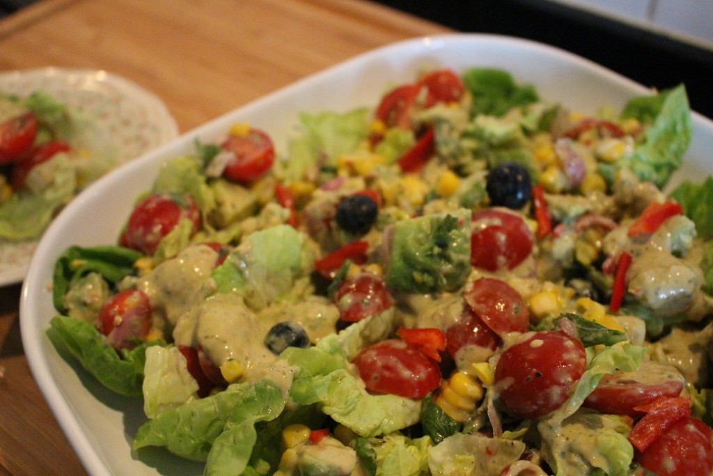 Low-fat salad with avacado,corn and blueberries – Seemology